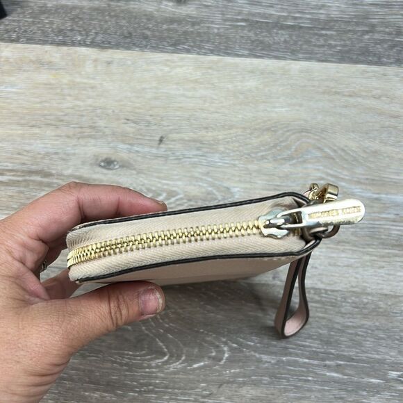 0327 Michael Kors full zip wallet - Picture 4 of 8